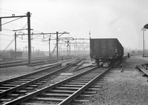 837255 Afbeelding van het heuvelen van goederenwagens op het rangeerterrein Watergraafsmeer te Amsterdam.